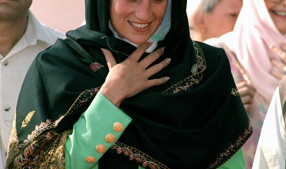 Diana bei einem Besuch der Badshahi-Moschee. Prinz William und seine Frau Kate haben bei ihrer Pakistan-Reise dieselbe Moschee besucht.