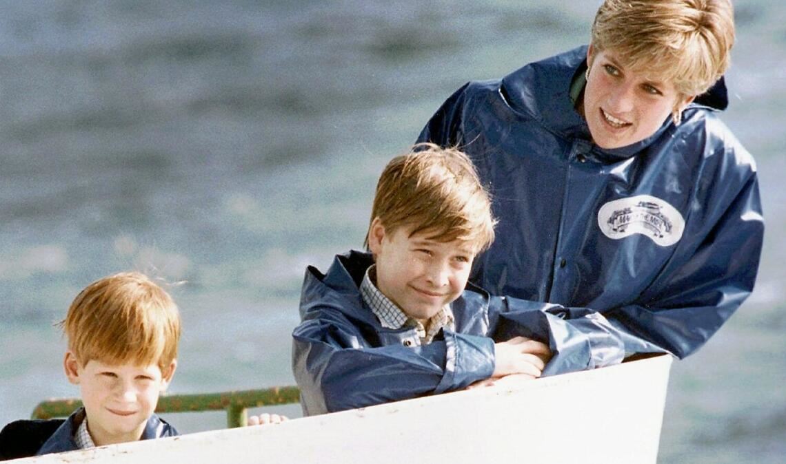 Diana besichtigt im Oktober 1991 mit ihren Söhnen Prinz William (M) und Prinz Harry die Niagara Fälle (USA).