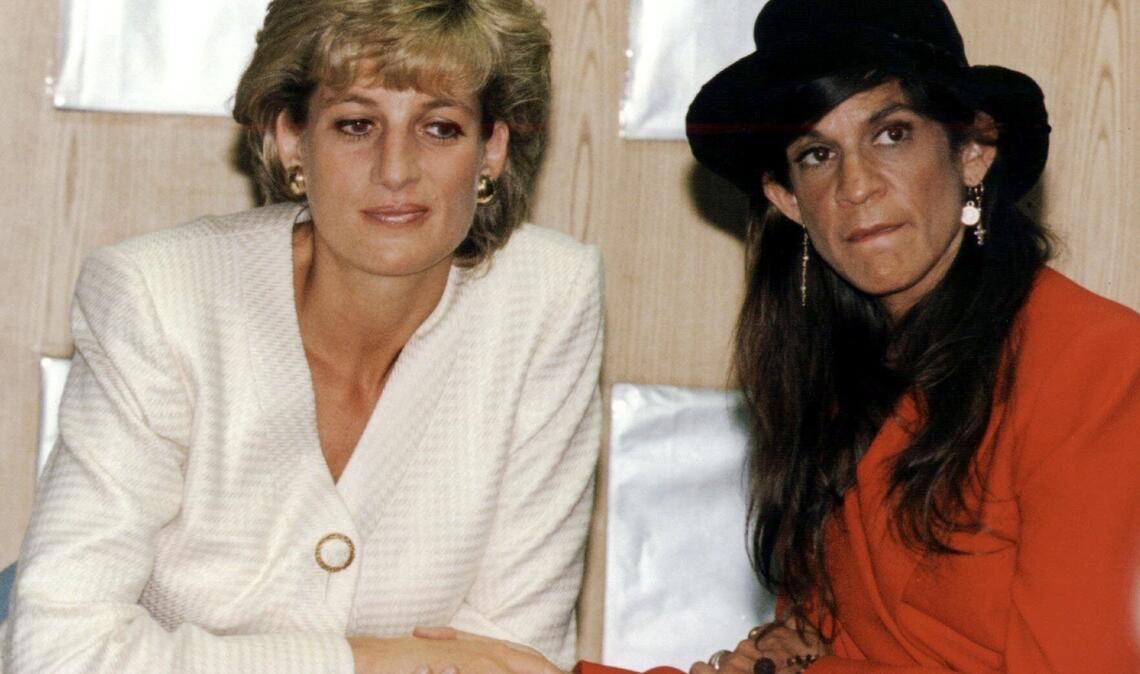 Diana hält 1996 bei einem Besuch im Mortimer Market Centre in London die Hand der HIV-positiven Aileen Getty.  Bereits seit den 1980er Jahren engagierte sich Diana für AIDS-Patienten und half dabei, Vorurteile abzubauen. Entgegen der damaligen Stigmatisierung scheute sie keinen Körperkontakt und hielt schon 1987 öffentlich die Hand eines AIDS-Patienten – als erstes Mitglied der britischen Königsfamilie. Damit setzte sie ein starkes Zeichen: HIV mache Menschen nicht gefährlich, betonte Diana. Ihre Arbeit galt als mutig, auch wenn sie im Königshaus nicht überall Unterstützung fand.