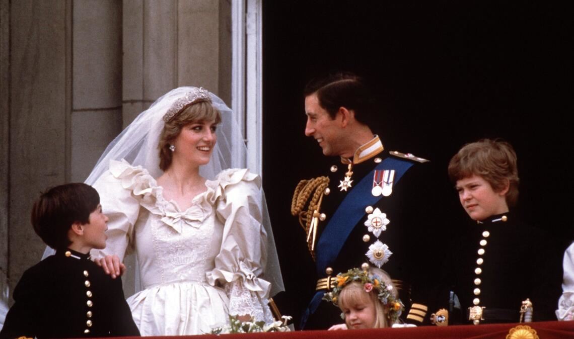 Diana und Charles als frischgebackenes Ehepaar auf dem Balkon im Buckingham-Palast in London.