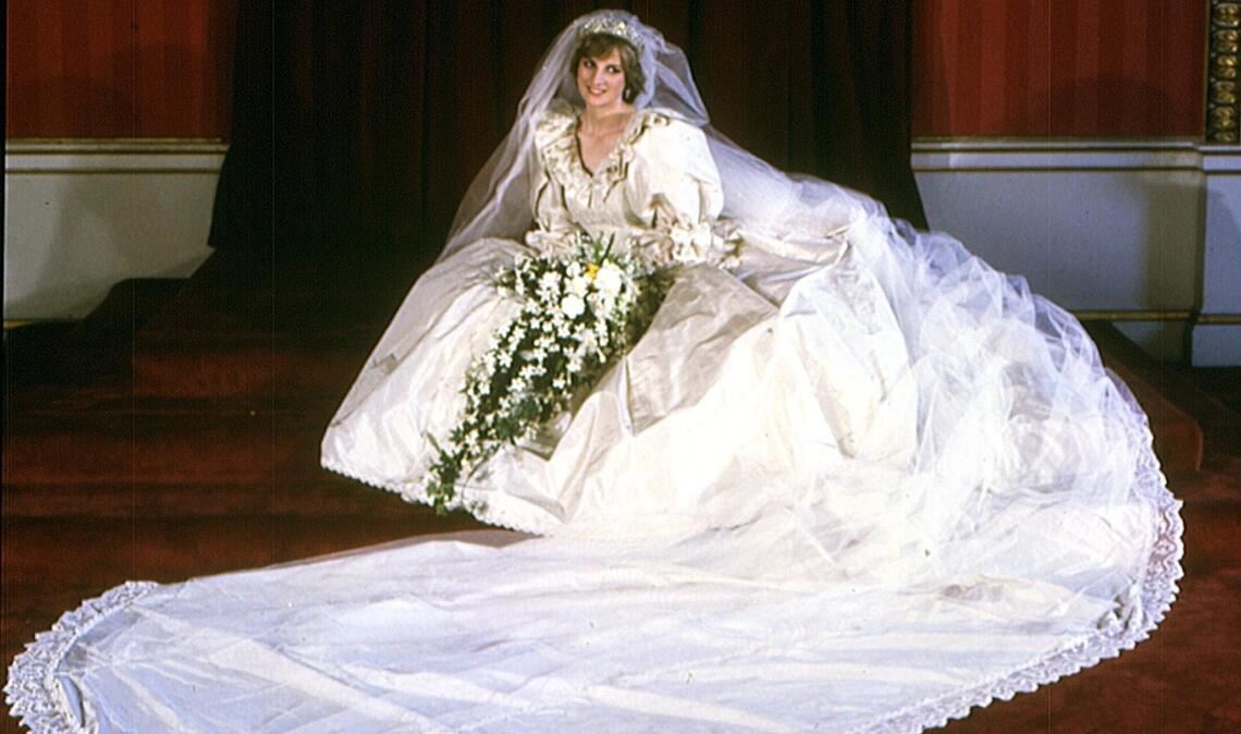 Dianas berühmtes Hochzeitskleid aus elfenbeinfarbenem Seidentaft wurde von Elizabeth und David Emanuel entworfen. Besonders auffällig waren die über 7 Meter lange Schleppe und der lange Schleier. Vor der Hochzeit war das Kleid eines der bestgehüteten Modegeheimnisse. Nach der Hochzeit prägte das Kleid mit Puffärmeln, weichen Stoffen und opulenter Silhouette einen eigenen Modetrend. Nach Dianas Tod wurde es zunächst von ihrem Bruder Charles Spencer verwahrt und später ihren Söhnen übergeben.
