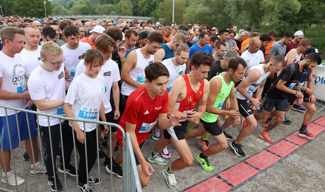 Dicht an dicht: die Teilnehmerinnen und Teilnehmer des Hauptlaufs beim Start. Foto: Rubner
