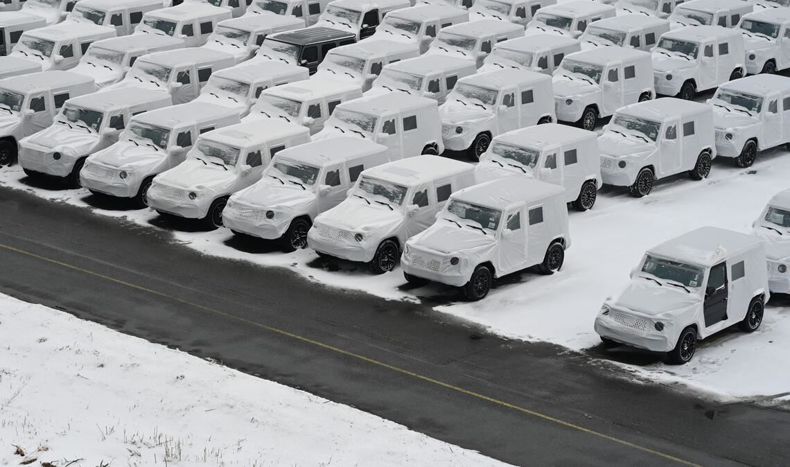 Dicht an dicht stehen Autos  in Bremerhaven, einem großen Umschlagplatz für deutsche Exportwaren.