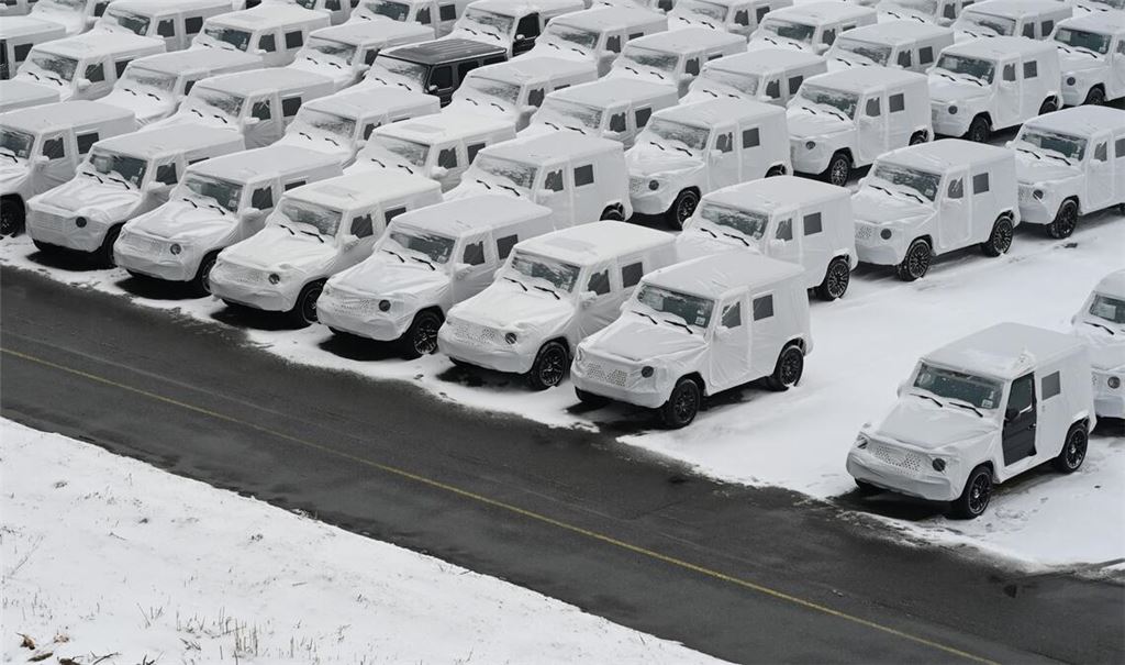 Dicht an dicht stehen Autos  in Bremerhaven, einem großen Umschlagplatz für deutsche Exportwaren.