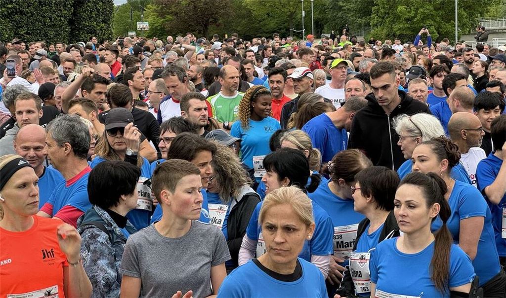 Dicht gedrängt: die Teilnehmerinnen und Teilnehmer des AOK-Firmenlaufs. 