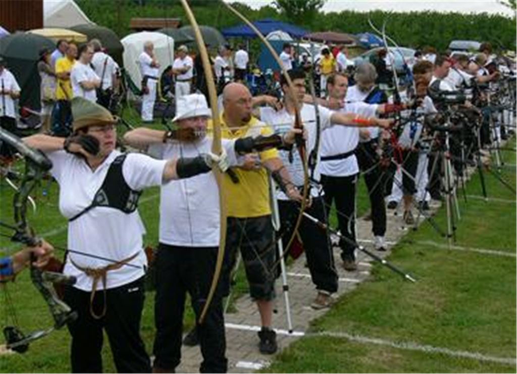 Dicht gestaffelt stehen die Schützen und lassen sich doch nicht aus der Ruhe bringen. Foto: Garhöfer