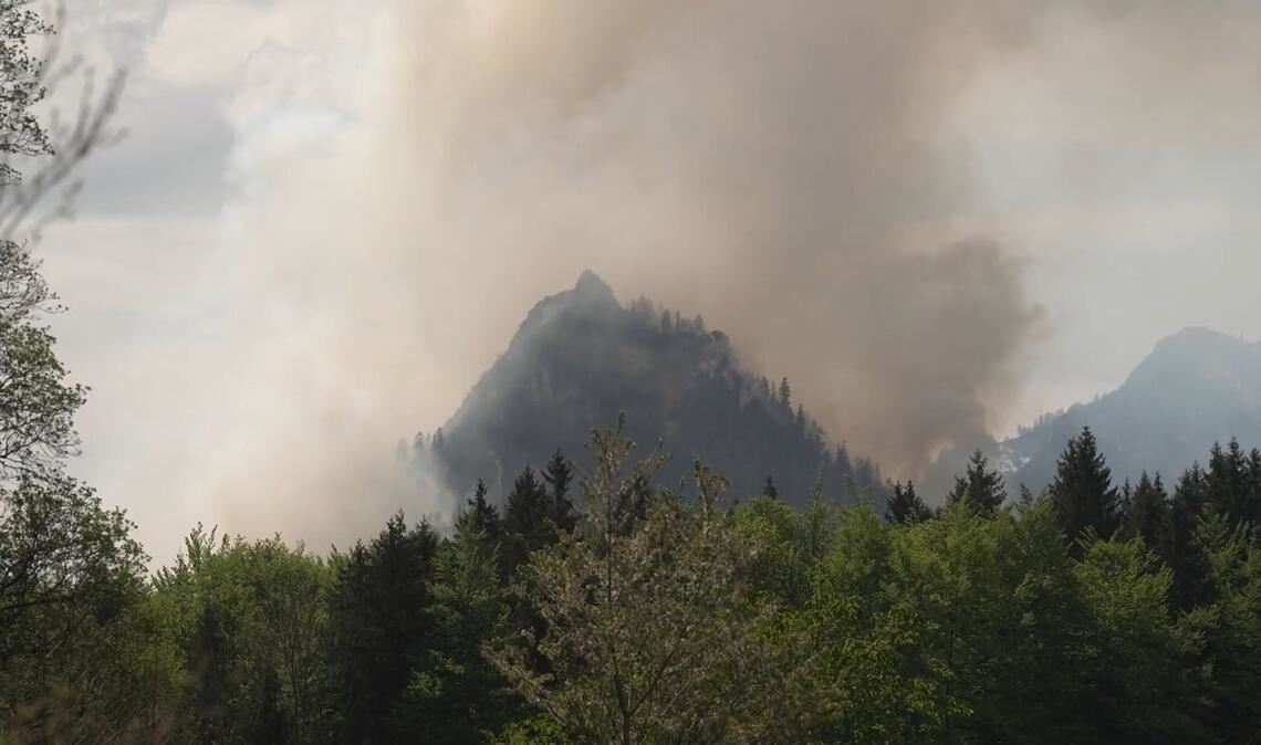 Dichter Rauch ist über dem Berg in den bayerischen Alpen zu sehen.