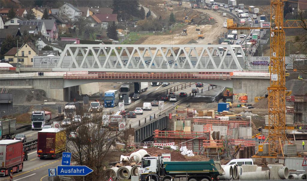 Dichtes Gedränge: Rund um die Baustelle der Enztalquerung der A8 bei Niefern herrscht selten „freie Fahrt“. Foto: Fotomoment