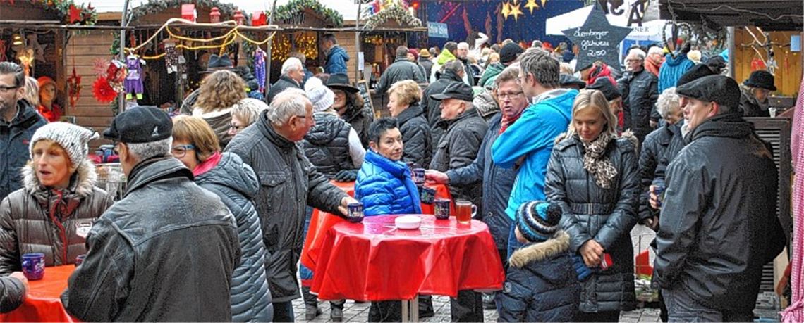 Dichtes Gedränge auf dem Kelterplatz: Der Mühlacker Weihnachtsmarkt kommt gut an. Foto: Stahlfeld