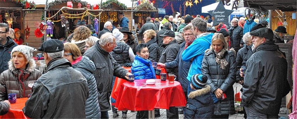 Dichtes Gedränge auf dem Kelterplatz: Der Mühlacker Weihnachtsmarkt kommt gut an. Foto: Stahlfeld
