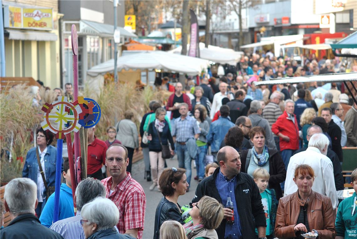 Dichtes Gedränge auf der Bahnhofstraße: Einige Besucher des Martinimarkts tragen die letzten Gartenschau-Mühlräder nach Hause. Sie wurden am Sonntag versteigert.  Fotos: Stahlfeld