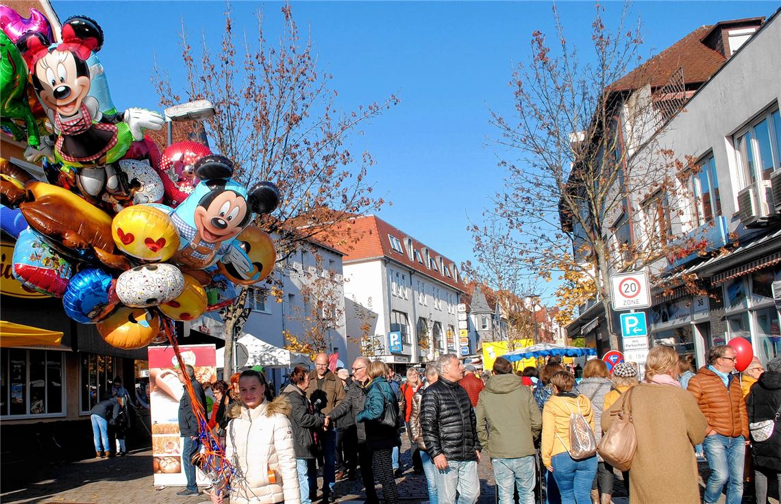 Dichtes Gedränge beim Martinimarkt in der Bahnhofstraße: Solche Szenen wird es wegen Corona in diesem Jahr nicht geben. Archivfoto: Stahlfeld