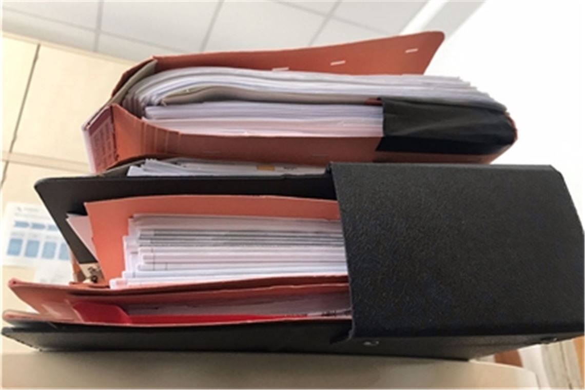 Bauanträge: Behörde verweist auf Online-Service Dicke Dinger: Solche umfangreichen Bauakten soll es im Landratsamt immer weniger geben, weil das Antragsverfahren seit Januar durchgehend digital abgewickelt werden kann. Foto: Enzkreis/Hetzel