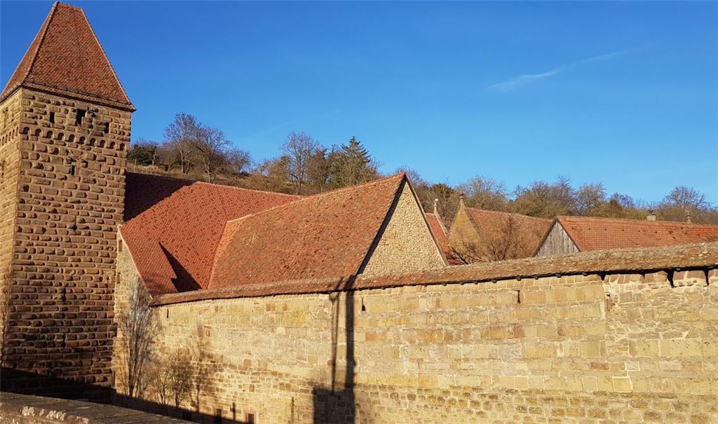 Dicke Mauern umgeben schützend das Kloster Maulbronn. Und dennoch wäre es vor 500 Jahren beinahe verwüstet worden. Foto: Weimper