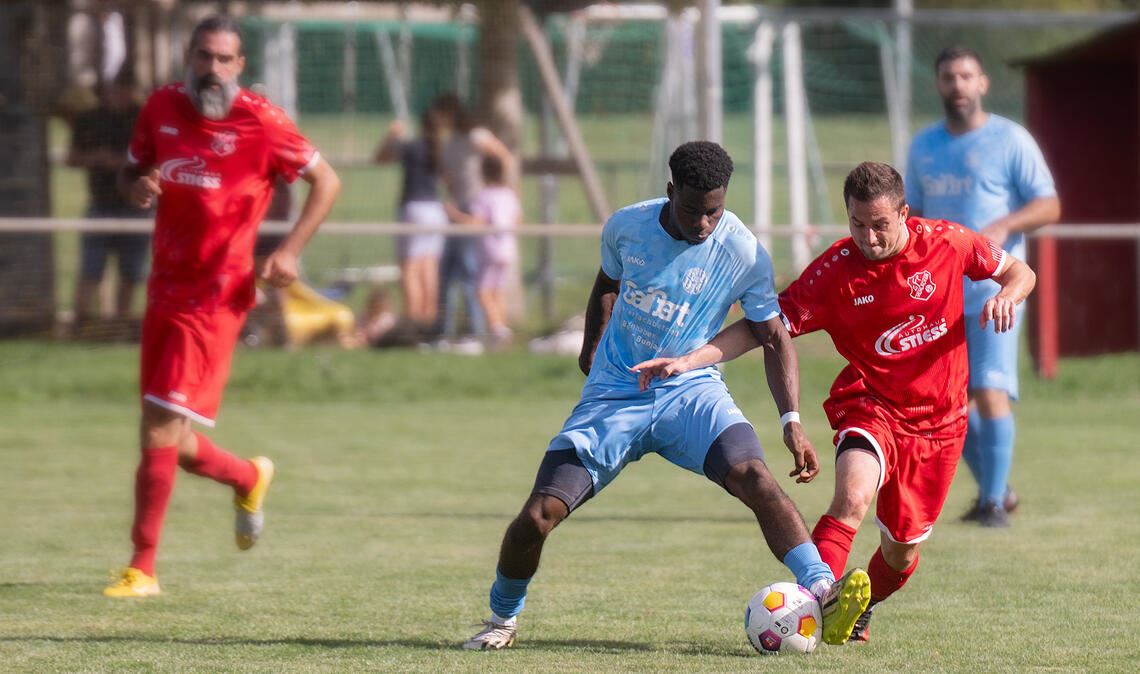 Die 08 Mühlacker (blauer Dress) behält im Stadtderby die Oberhand bei den Sportfreunden Mühlacker. Foto: Fotomoment