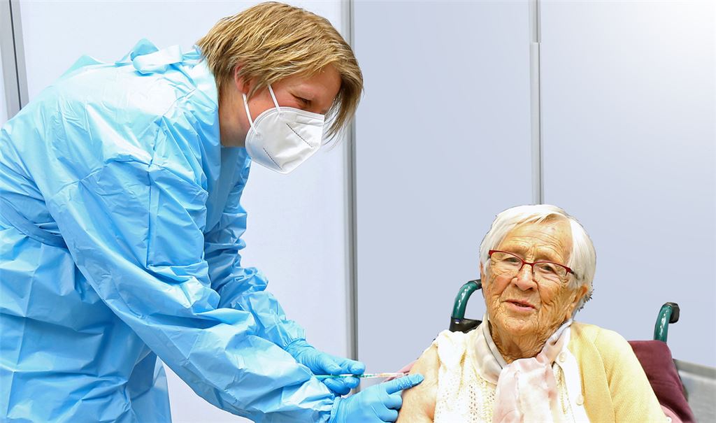 Die 100-jährige Erna Zrieschling war die Erste, die im Kreisimpfzentrum Mönsheim einen Pieks gegen das Coronavirus bekommen hat. Inzwischen ist die Einrichtung geschlossen. Die Pandemie beschäftigt den Landkreis trotzdem weiter auf vielen Ebenen. Archivfoto: Goertz