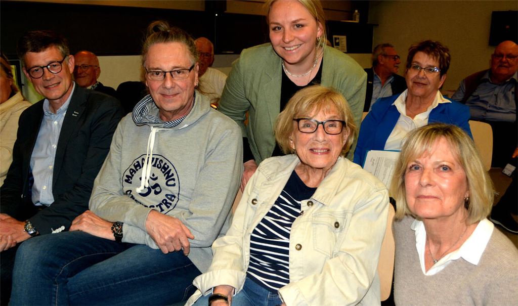 Die 105-jährige Edeltrude Schies mit den Filmmacherinnen Helga Holz (rechts) und Theresa Mammel (stehend) schaut sich den Film in Maulbronn mit ihrem Großneffen Florian Jung (li.) und ihrem Sohn Eugen Schies an. 