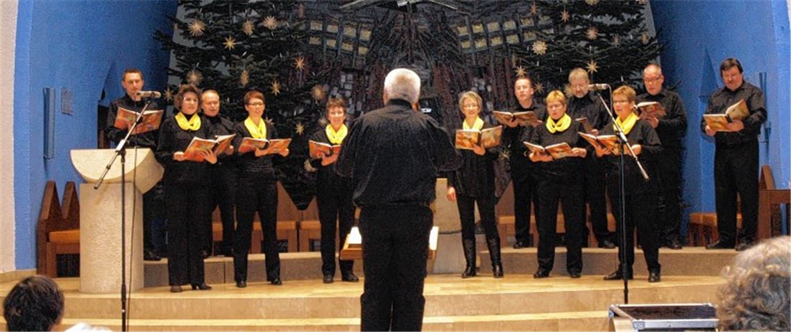 Die 13 Sängerinnen und Sänger der Georgsgeyer gestalten ein Programm mit Liedern aus verschiedenen Ländern.