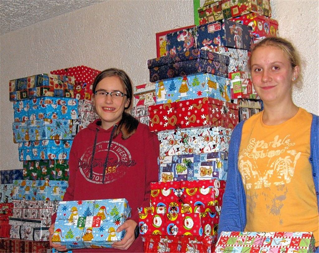 Die 14-jährige Johanna Gommel (re.) und ihre gleichaltrige Freundin Nadine Schmalzriedt haben Päckchen an der Schule gesammelt und in der Annahmestelle mit angepackt.