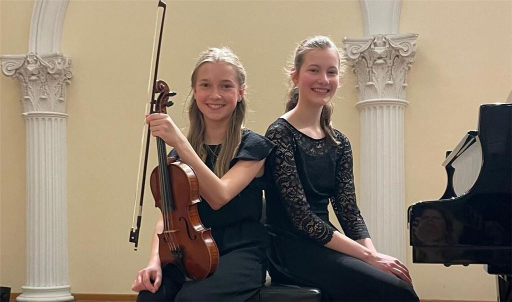 Die 14-jährige Marie Scheffel (li.) aus Maulbronn und Pauline Heinrich (15) aus Calw haben als Duo beim Bundeswettbewerb „Jugend musiziert“ die Jury überzeugt. Foto: privat