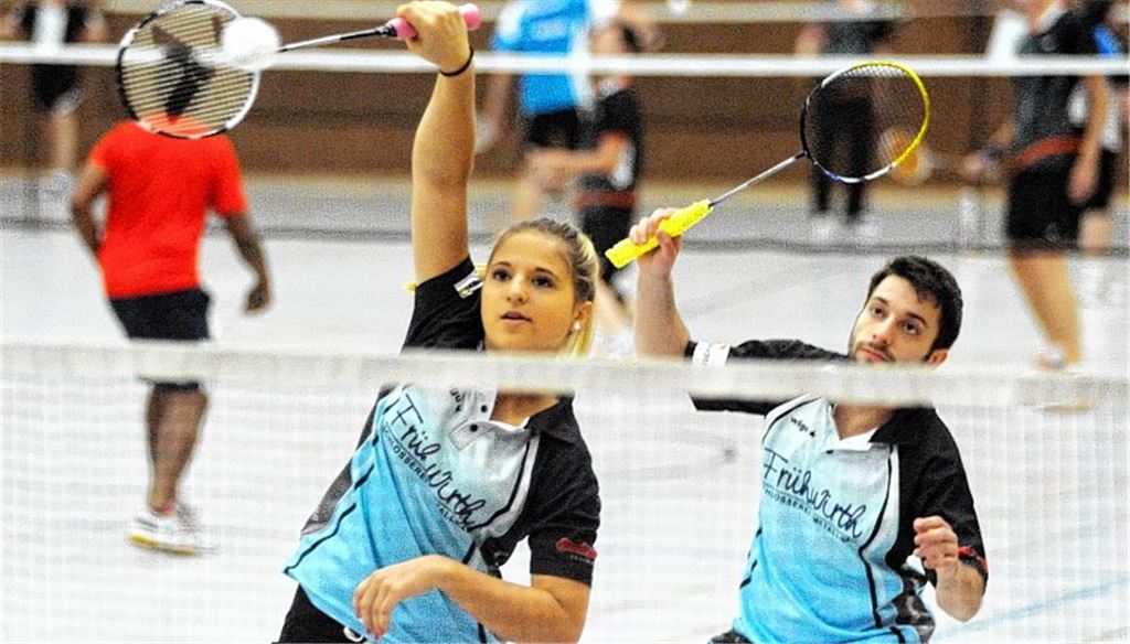 Die 15-jährige Valentina Skrbin, hier beim Aufwärmen mit Jonathan Hüther, soll in der kommenden Saison in der Verbandsliga-Mannschaft des SV Illingen zum Einsatz kommen. Foto: Fotomoment