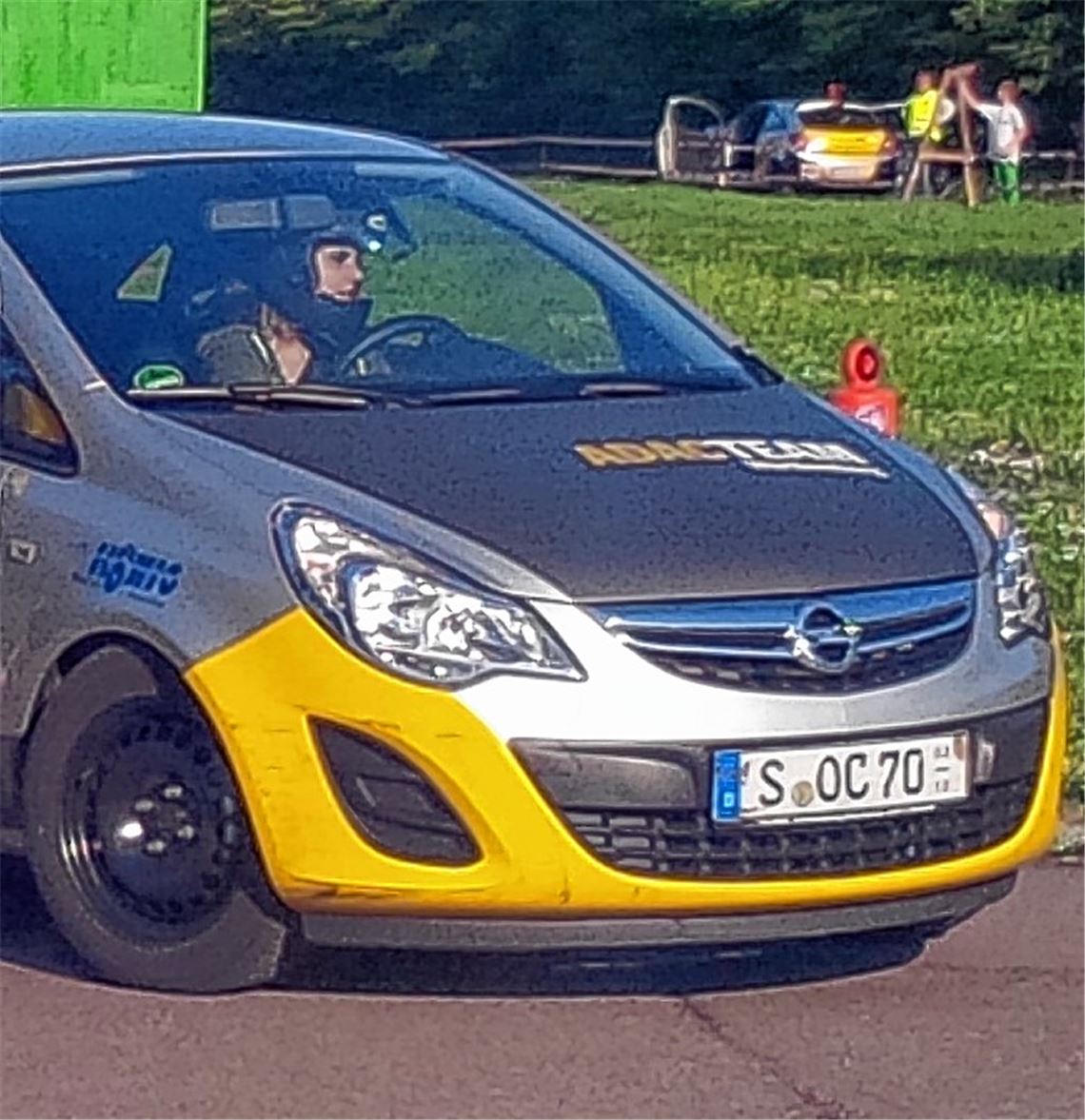 Die 17-jährige Slalom-Debütantin Alischa Bertsch steuert den gestellten Opel Corsa fehlerlos durch den Kurs. Foto: privat