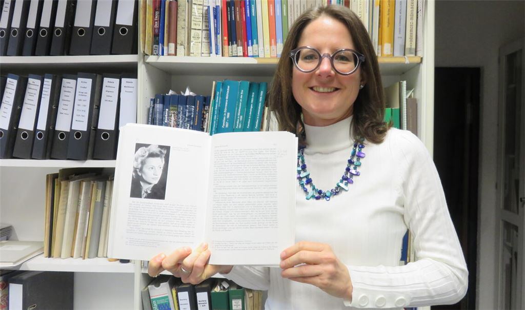 Die 1919 geborene Marthe Bracher (Porträtfoto im Buch) gehört zu den Mühlacker NS-Opfern, für die im Stadtgebiet Stolpersteine verlegt worden sind. Stadtarchivarin Dr. Maria Gramlich hat die bisher veröffentlichen biografischen Daten mit neueren Erkenntnissen abgeglichen. Fotos: Becker