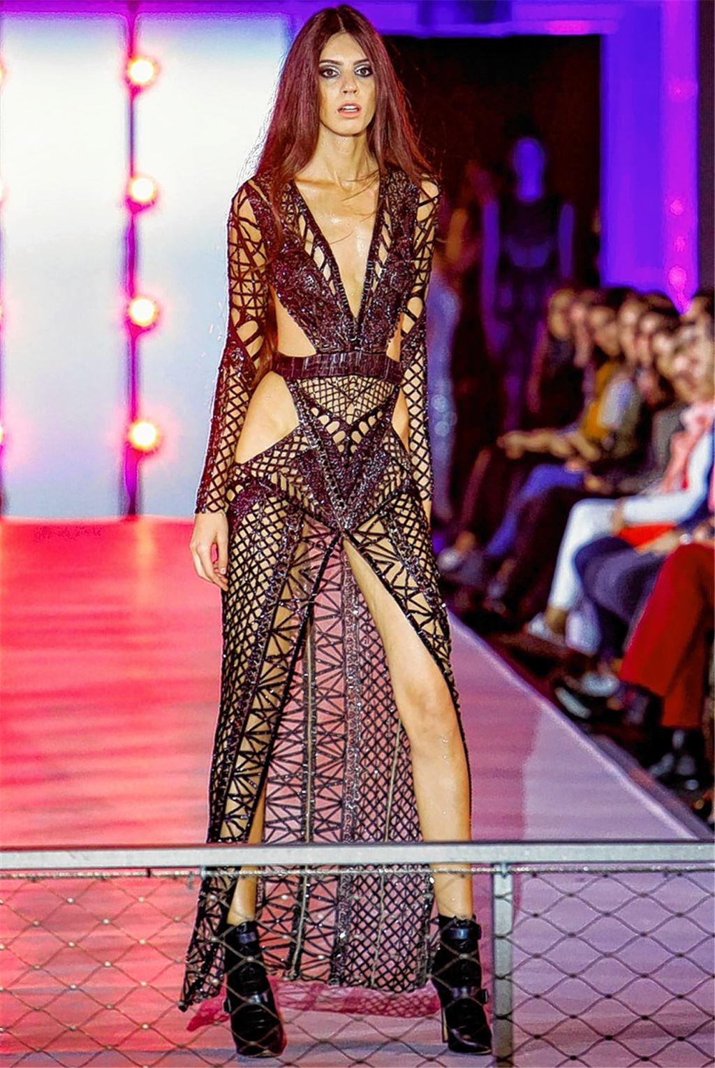 Die 22-jährige Steuerfachangestellte Pinar aus Mühlacker auf dem Laufsteg in der Sendung „Germany’s next Topmodel – by Heidi Klum“. Foto: © ProSieben/Richard Hübner