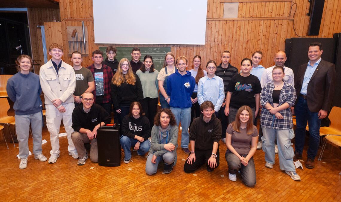 Die 24 jungen Kandidatinnen und Kandidaten, die Mitglieder des Maulbronner Jugendgemeinderats werden wollen, stellen sich vor. Foto: Fotomoment