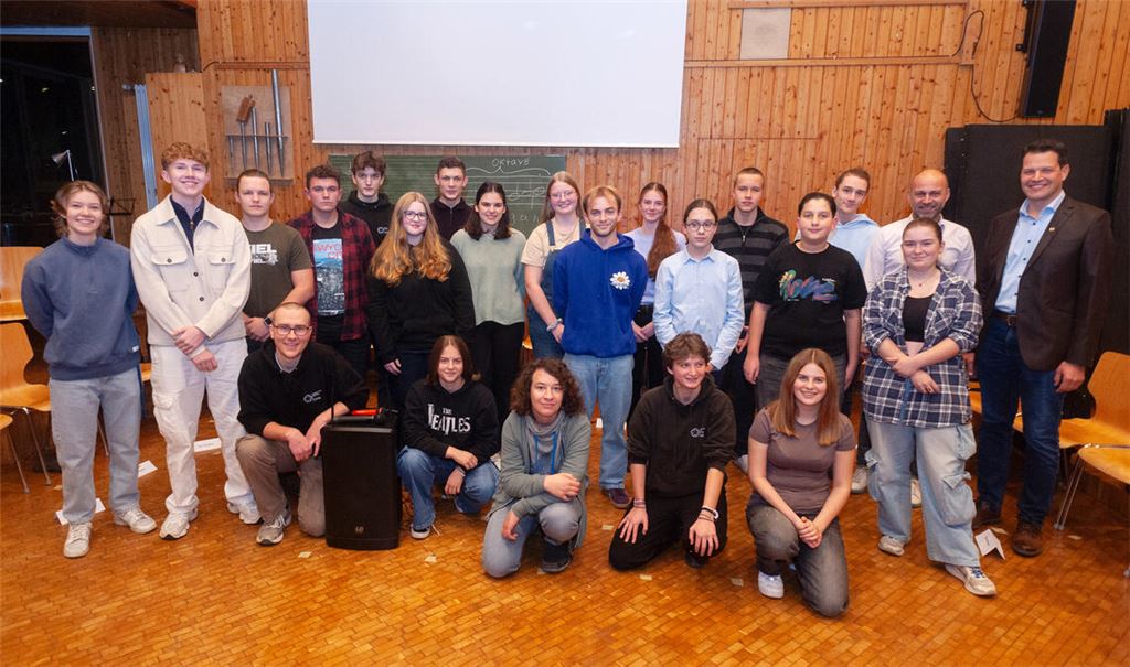 Die 24 jungen Kandidatinnen und Kandidaten, die Mitglieder des Maulbronner Jugendgemeinderats werden wollen, stellen sich vor. Foto: Fotomoment
