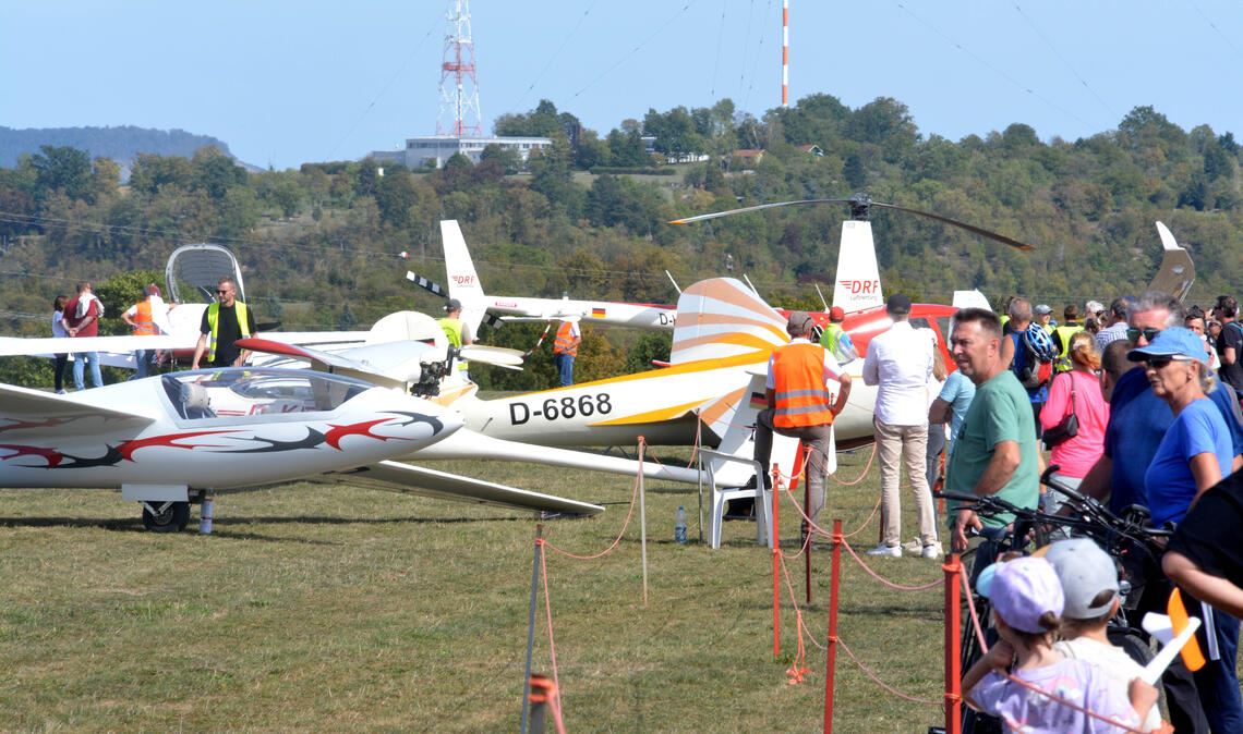 Die 29. Auflage des Mühlacker Flugplatzfests ist ein voller Erfolg. Bei strahlendem Sonnenschein kommen Tausende Besucher auf den „Hangensteiner Hof“. Fotos: Stahlfeld, Räuchle