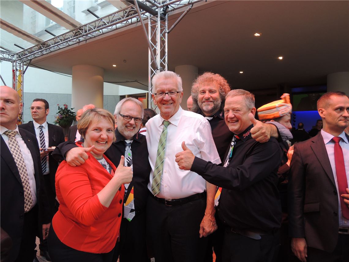 „Die 3 Richtigen“ trösten Promis in Berlin 910_0008_113058_p_Die_3_Richtigen_Mast_Kretschmann