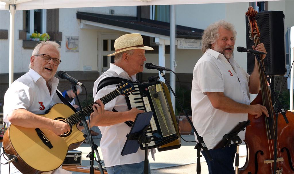 Die „3 Richtigen“ sorgen bei der Hocketse zum Stadtjubiläum für Stimmung.