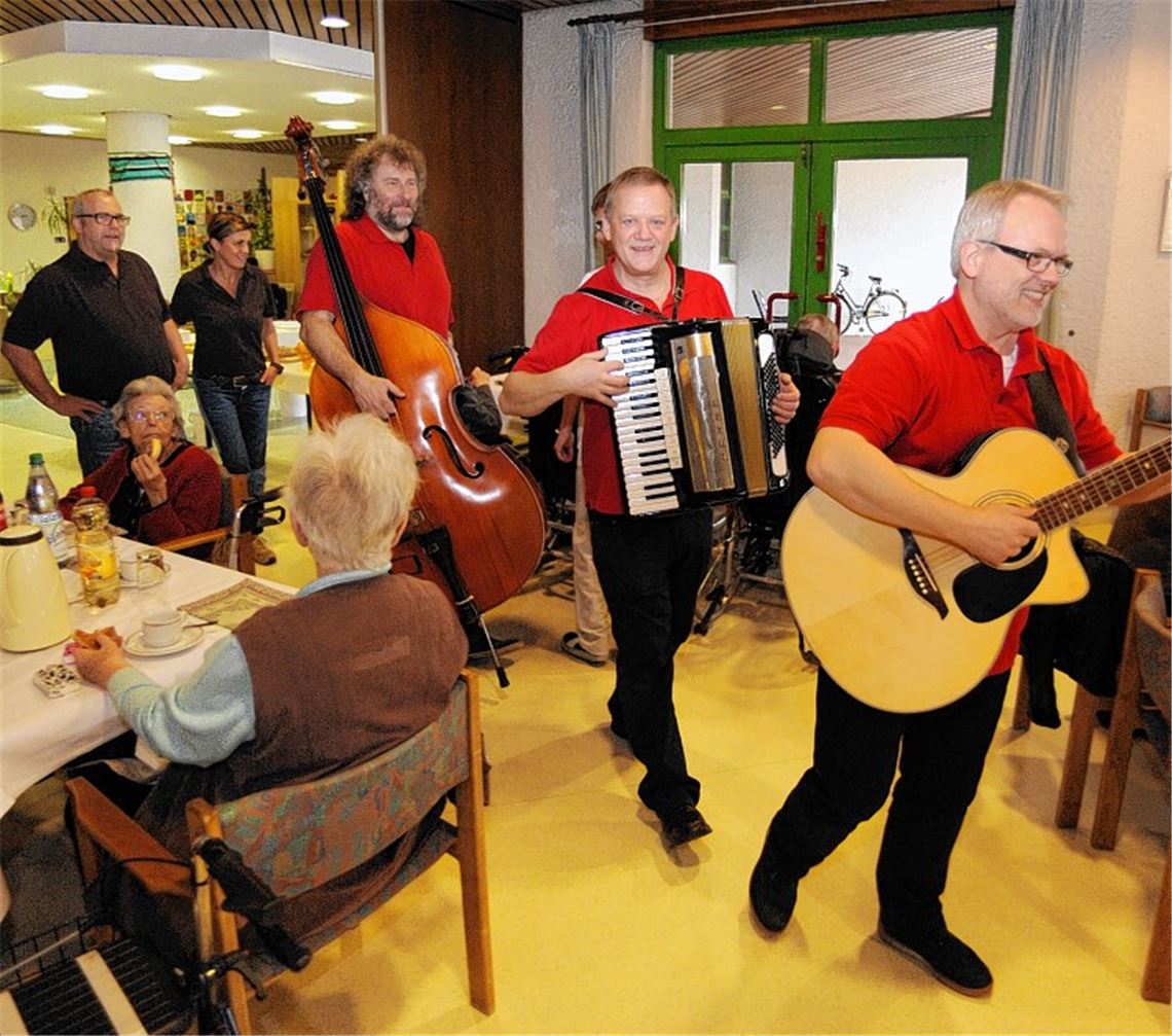 „Die 3 Richtigen“ spielen an außergewöhnlichem Schauplatz im Mühlacker Altenzentrum St. Franziskus.