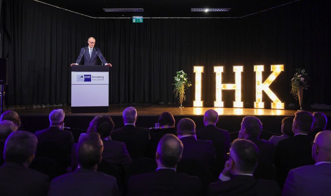 Die 500 Gäste der IHK Arnsberg nahmen die Rede des Sauerländers Merz wohlwollend auf.