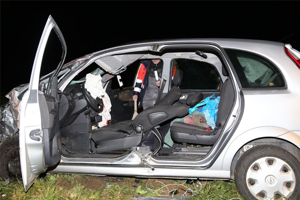 Die 60-jährige Fahrerin des Opels wird lebensgefährlich verletzt.  Foto: Faulhaber