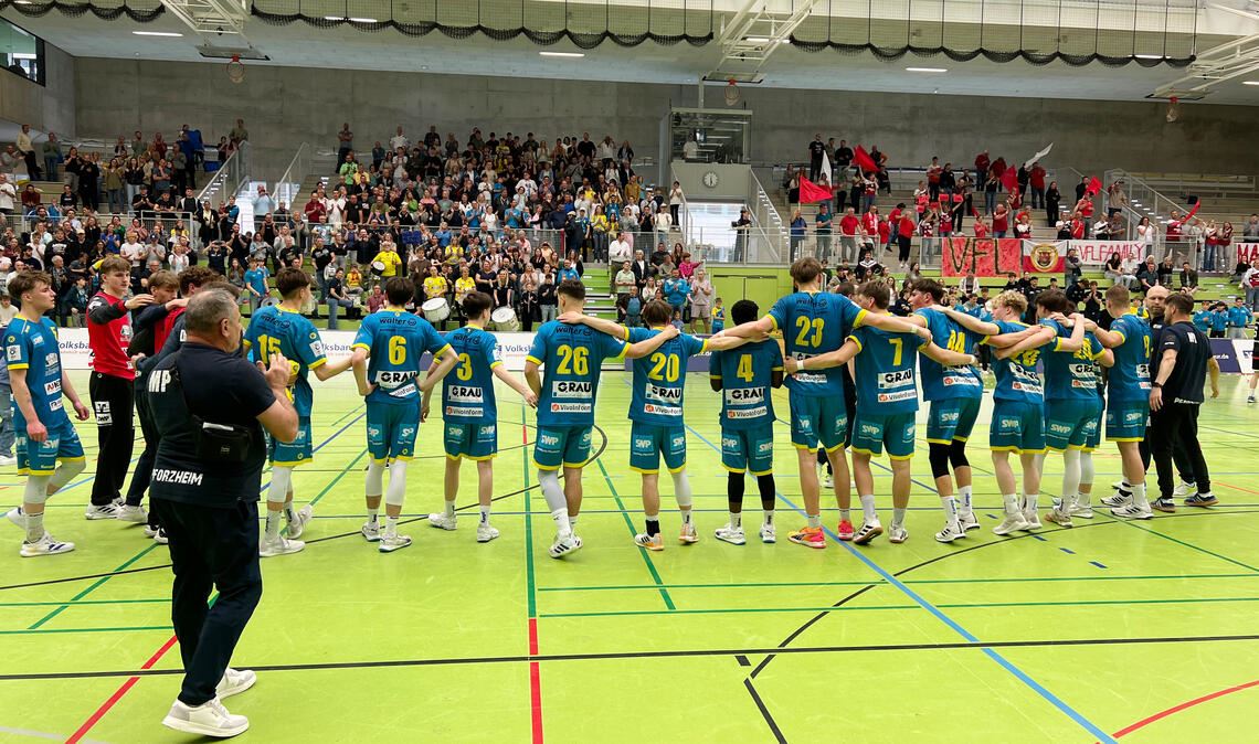 Die 600 Zuschauer feiern den Nachwuchs trotz des verpassten Triumphes.