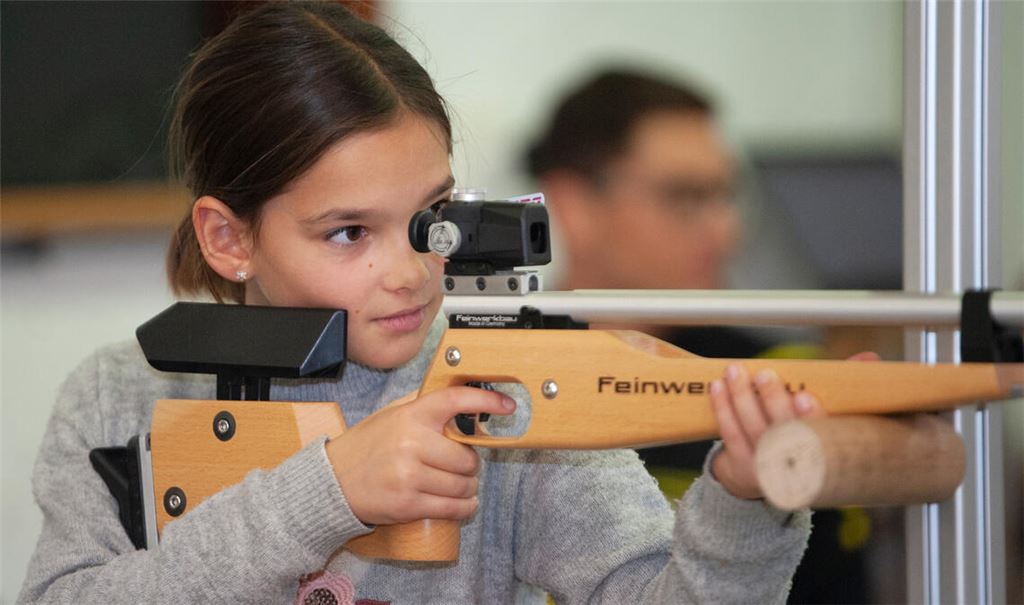 Die 8-jährige Sophie da Silva Pimenta machte am Lichtgewehr erste Schießerfahrungen.