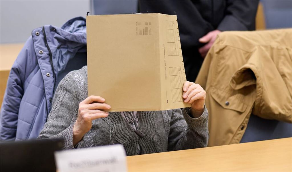 Die 80 Jahre alte Großmutter ist wegen Beihilfe angeklagt, ebenso der Großvater (83) des Kindes. (Archivbild)