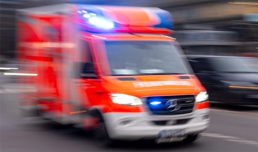 Die 81 Jahre alte Beifahrerin im Auto starb trotz Reanimationsmaßnahmen durch einen Notarzt vor Ort. (Symbolbild)