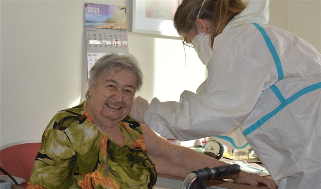 Die 86-jährige Anneliese Petschner wird zum ersten Mal geimpft. Foto: DRK/Vallon
