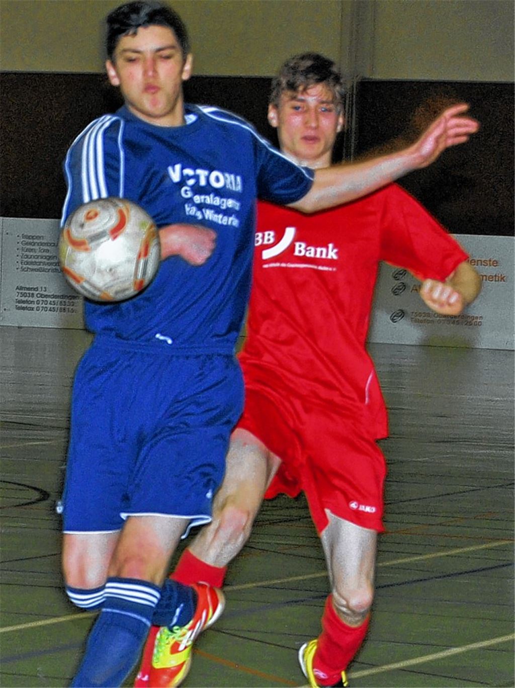Die A-Junioren der SG Rinklingen/Knittlingen (in Blau) sind der SG Walzbachtal II im Spiel um Platz drei ebenbürtig. Erst das Neunmeterschießen entscheidet zugunsten der Gäste. Foto: Haller