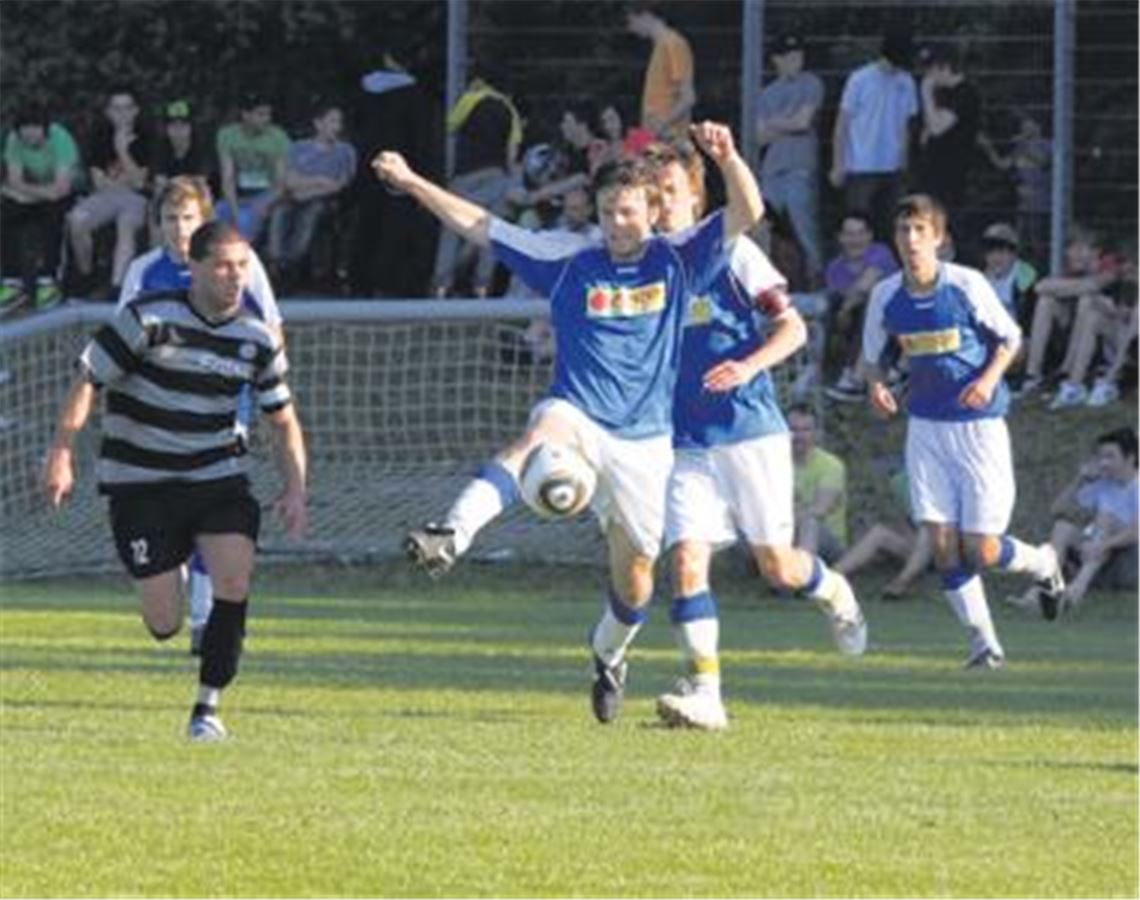 Die A-Junioren des SV Illingen (in Blau; im Finale 2010 gegen den FC Littau) gewannen das Pfingstturnier in den vergangenen beiden Jahren. Nun wird es einen neuen Sieger geben. Archivfoto: Eigner