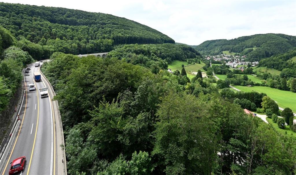 Die A8 beim Albaufstieg in der Nähe von Wiesensteig ist am Montagabend gesperrt worden (Archivbild).