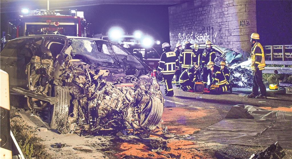 Die A8 zwischen Pforzheim Ost und Pforzheim-Nord ist nach dem schrecklichen Unfall mit drei Toten und zwei Schwerverletzten mehrere Stunden lang gesperrt.Fotos: Myroshnichenko