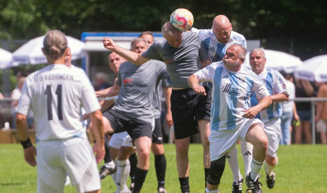 Die AH-Mannschaften zeigen auf dem Rasen vollen Einsatz. Foto: Fotomoment