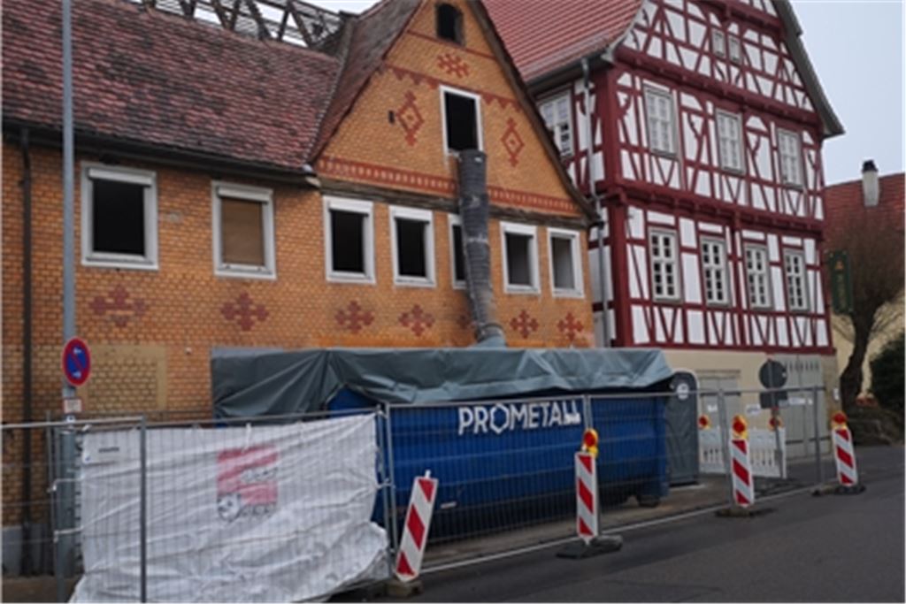 Die Abbrucharbeiten am Gebäude Friedenstraße 12 ruhen bis zum Eingang der denkmalschutzrechtlichen Genehmigung.