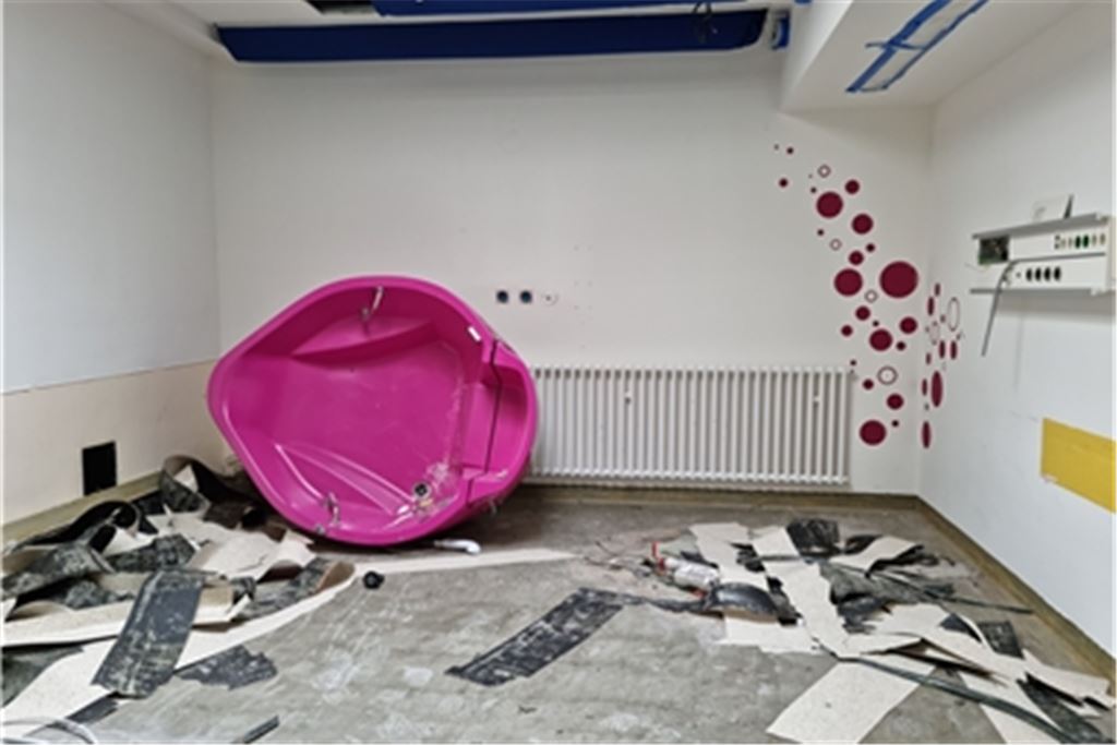 Die Abbrucharbeiten im Kreißsaal des Krankenhauses Mühlacker laufen. Zum Jahresende sollen die modernisierten Räume in Betrieb gehen. Foto: RHK Enzkreis-Kliniken gGmbH