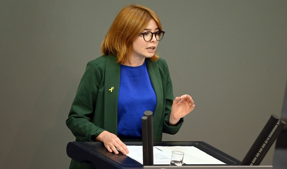 Die Abgeordnete Marlene Schönberger (Grüne) sagt: "Dass bereits unsere Anfrage auf spürbaren Gegenwind aus extrem rechten Kreisen gestoßen ist, zeigt, wie empfindlich die Szene auf kritische Nachfragen reagiert."