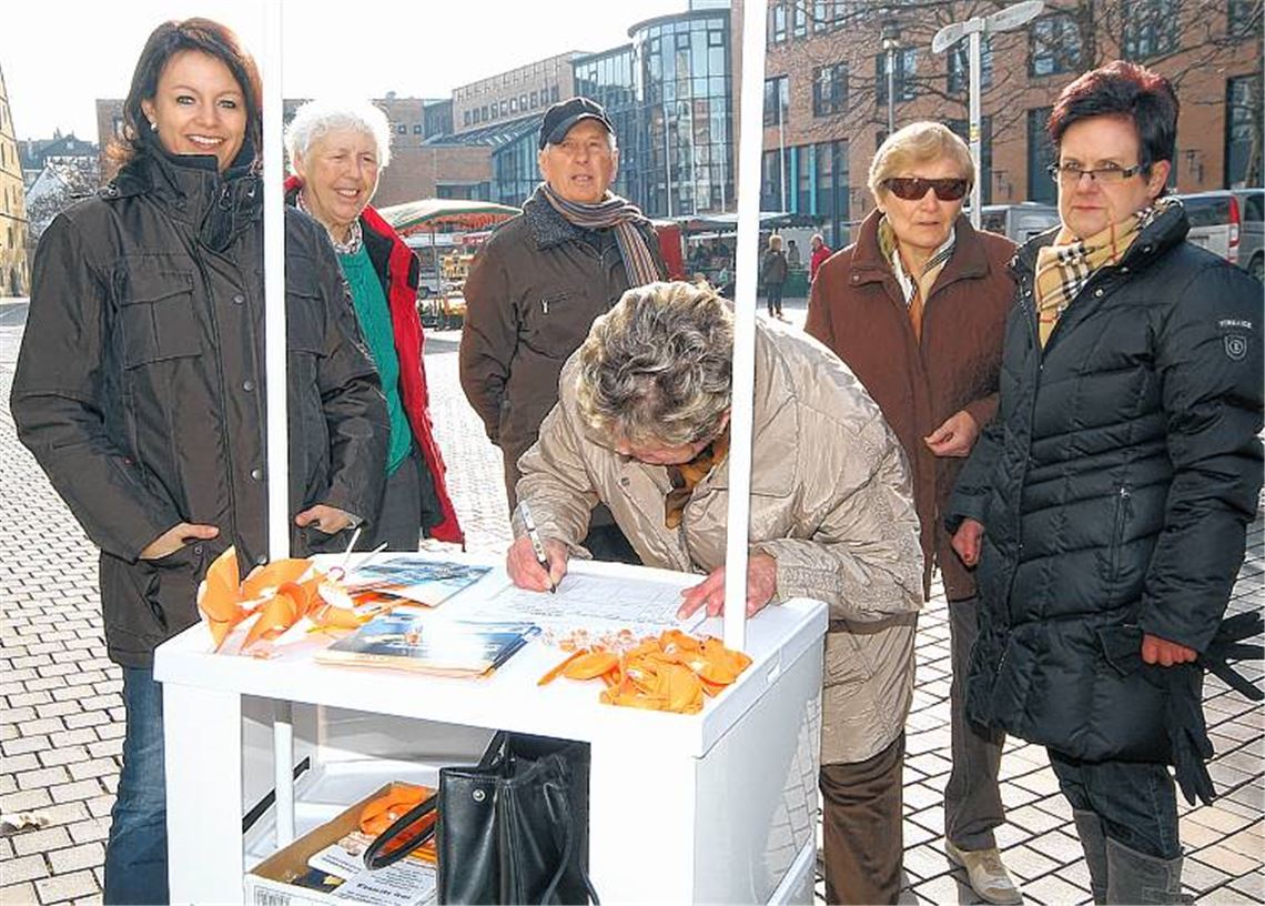 Die Abgeordnete Viktoria Schmid (li.) und Parteifreunde des CDU-Stadtverbands sammeln Stimmen für den Erhalt bestehender Polizeistrukturen und der Kriminalaußenstelle Mühlacker. 